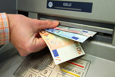 Geldautomaten und SB-Terminals sollten auch für behinderte Menschen gut zu erreichen sein. Foto: dpa