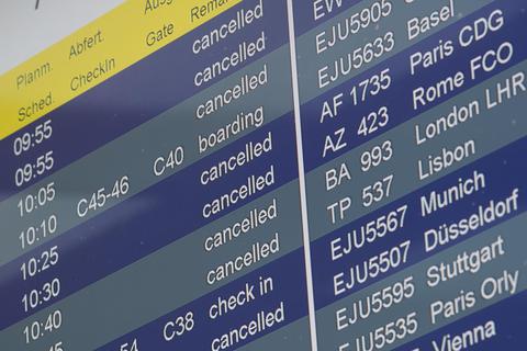 Für annullierte Flüge muss die Airline laut EU-Recht die Ticketkosten binnen sieben Tagen erstatten. Doch das ist nur die Theorie. Foto: dpa