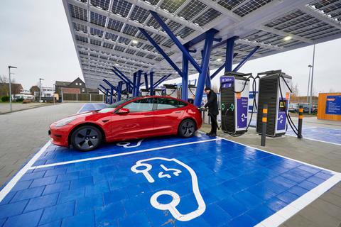 Elektroautos ist 2021 der Marktdurchbruch gelungen. Doch auch hier bremsten fehlende Chips die Entwicklung.  Foto: dpa 