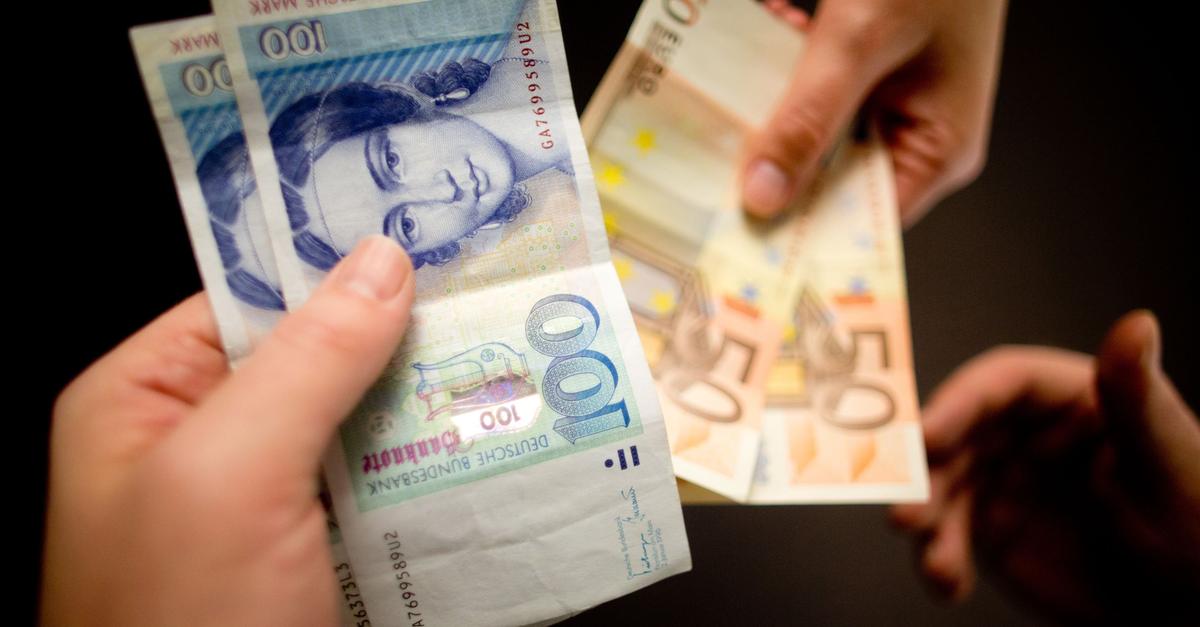 D-Mark-Schatz-Menschen-machen-alte-Scheine-zu-Geld