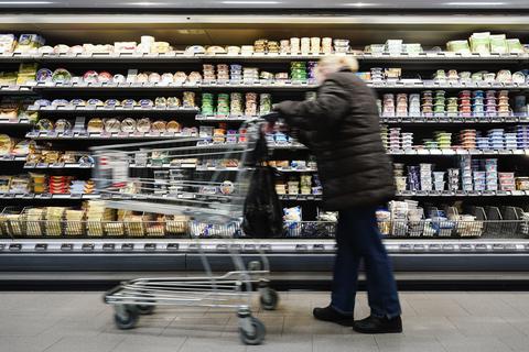 Preissteigerung im Kühlregal: Milchprodukte wie Butter, Käse oder Joghurt werden immer teurer.  Foto: dpa