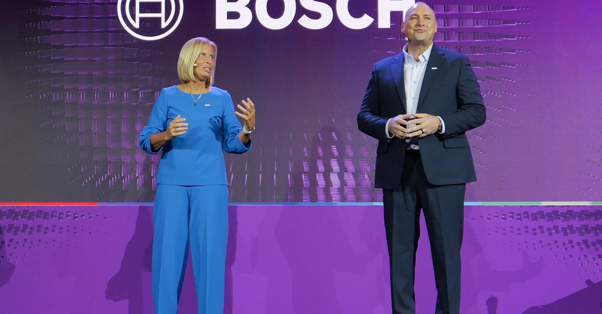 Bosch entwickelt smartes Auto-Cockpit