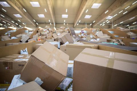 Die Marktgrößen Amazon, Zalando und Otto sperren sich bisher gegen kostenpflichtige Retouren. Foto: dpa