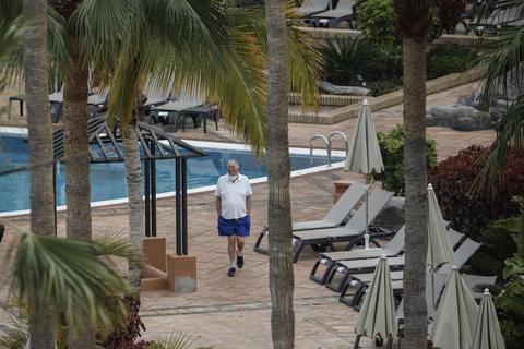 Leeres Hotelgelände auf Teneriffa: Wer eine Pauschalreise gebucht hat, kann nach Einschätzung des ADAC seinen Urlaub kostenfrei absagen, wenn der Trip wegen „unvermeidbarer und außergewöhnlicher Umstände“ nicht durchgeführt werden kann. Foto: dpa