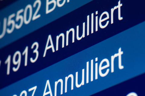 Wenn der Flug ausfällt, müssen Kunden oftmals lange auf die Erstattung der Ticketkosten warten. Archivfoto: dpa