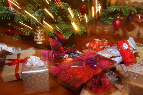 Weihnachtsgeschenke auf den letzten Drücker: Jeder Fünfte gilt als Last-Minute-Käufer. Foto: dpa