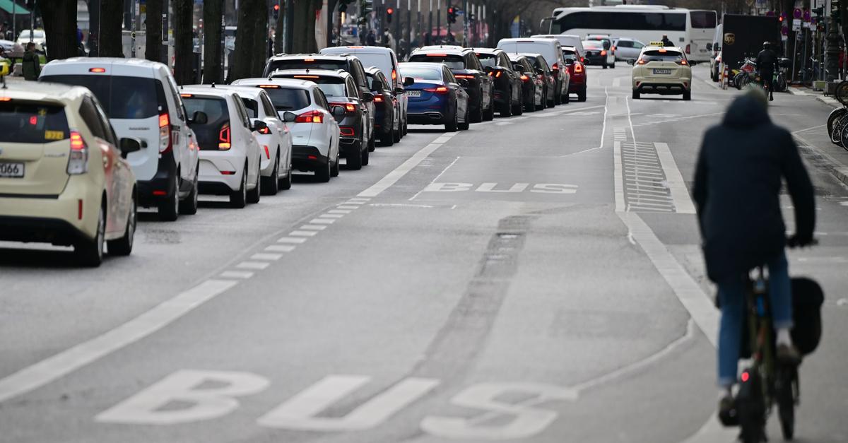 Nahverkehrs-Warnstreik-sorgt-f-r-Staus-in-den-gro-en-St-dten