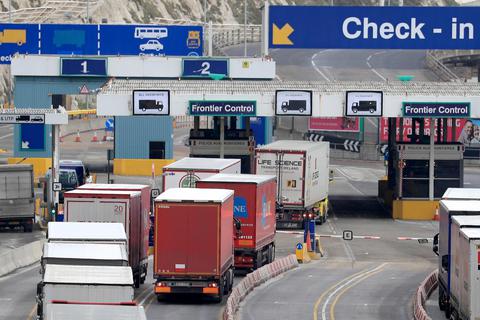 Der Warenverkehr zwischen der EU und Großbritannien, hier die Kontrollstellen in Dover, wird wesentlich schwieriger werden. Foto: dpa