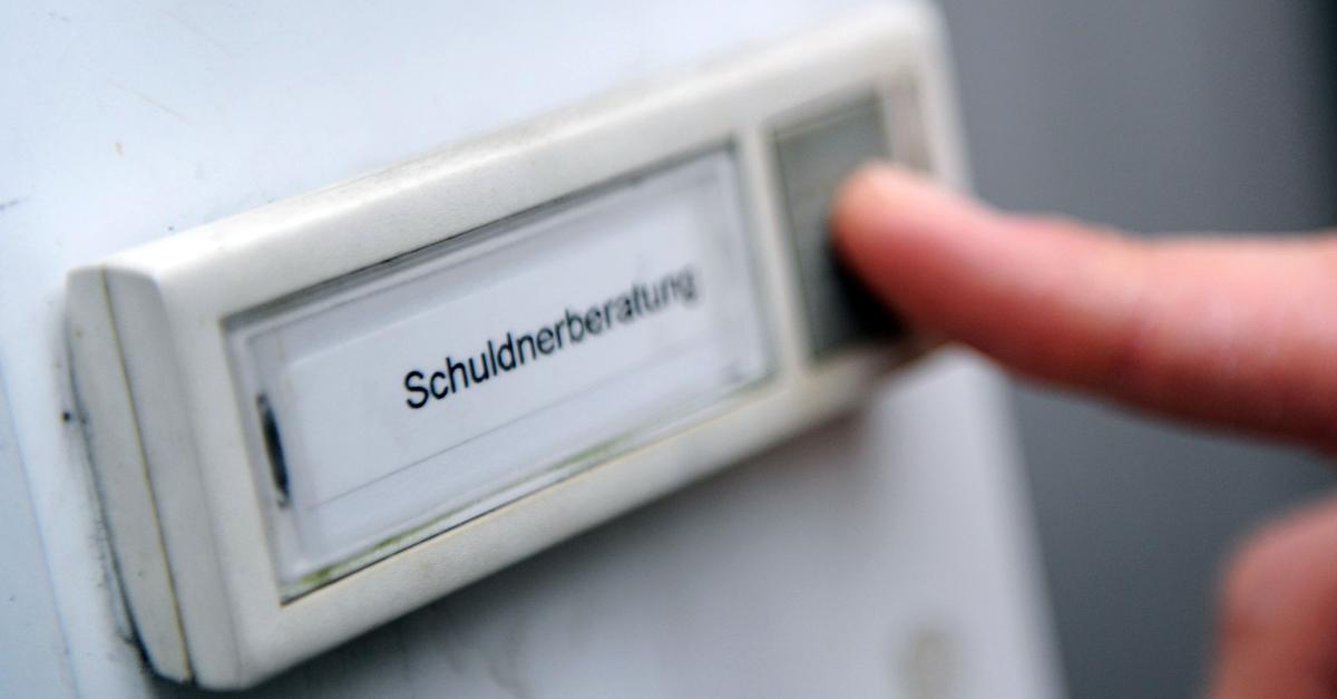 Študija razkriva, zakaj se vedno več ljudi znajde v dolgovih in kako si lahko pomagajo