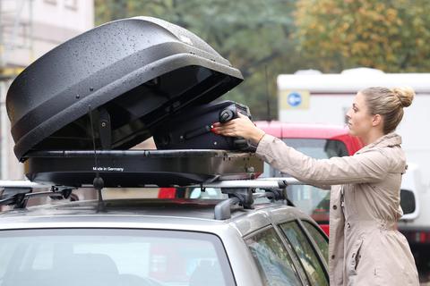 Entrümpeln: Unnötiger Ballast sollte aus dem Auto entfernt werden – und auch die Dachbox selbst, wenn man sie nach dem Urlaub nicht braucht. Dadurch spart man Sprit. Foto: dpa