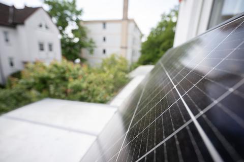 Ein Balkonkraftwerk hängt an einem Balkon. Die Nachfrage nach der eigenen Solaranlage auf dem Dach ist in Deutschland sprunghaft gestiegen.
