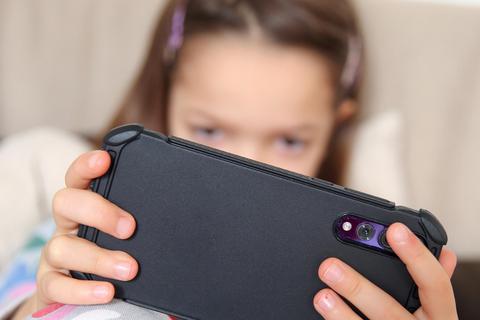 Eltern sollten technisch verhindern, dass Kinder unkontrolliert Geld für Smartphone-Spiele ausgeben können. Foto: dpa