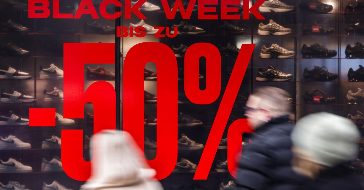 Črni petek: potrošniška mrzlica, popusti in njihova (ne)smiselnost