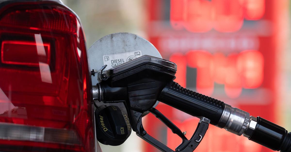 Spritpreise sinken deutlich - Super E10 auf Jahrestief