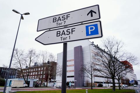 Schilder mit der Aufschrift „BASF“ stehen vor einem Gebäude des Chemiekonzerns BASF. Das Unternehmen will am Stammsitz in Ludwigshafen Stellen abbauen.  Foto: dpa