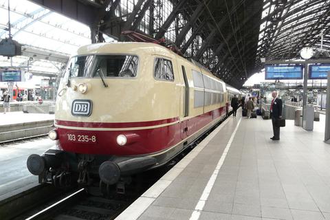 Der IC in seiner ursprünglichen Farbgebung und als moderner Doppelstockzug heute. Fotos: Sven Hollerich/Bahn