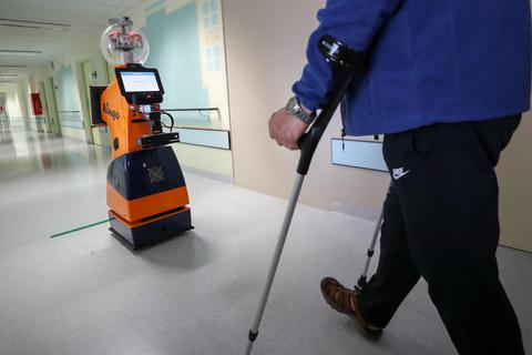 Neue Märkte entstehen: Ein Roboter erkennt Fehler beim Gang nach einer Hüft-OP und korrigiert den Patienten. Foto: dpa