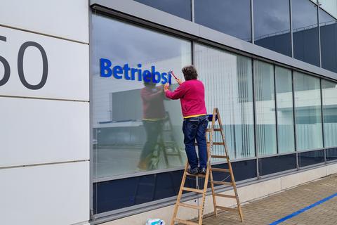 Den an der Glasfassade vor dem Büro des Segula-Betriebsrats angebrachte Schriftzug „Betriebsrat“ ließ das Unternehmen wieder entfernen.  Foto: IG Metall