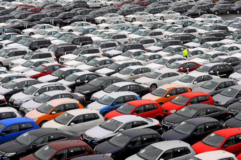 Warten auf Kundschaft: Der deutsche Automarkt liegt derzeit am Boden, wie die April-Zulassungszahlen zeigen. Foto: dpa