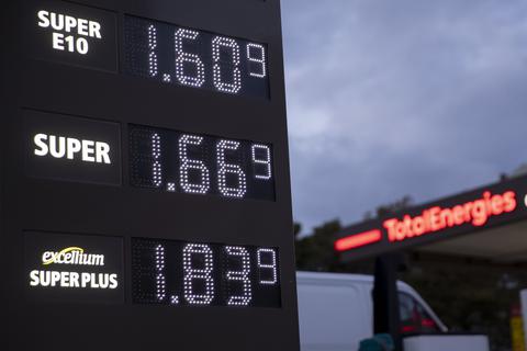 Auf einer Tafel werden die Preise von Benzin Super E10, Benzin Super und excellium Super Plus an einer Tankstelle angezeigt.  Foto: dpa