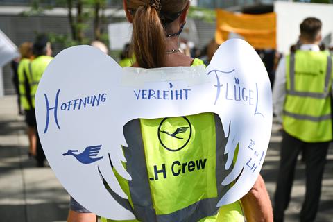 Lufthansa-Beschäftigte demonstrieren für den Erhalt ihrer Arbeitsplätze. Foto: dpa
