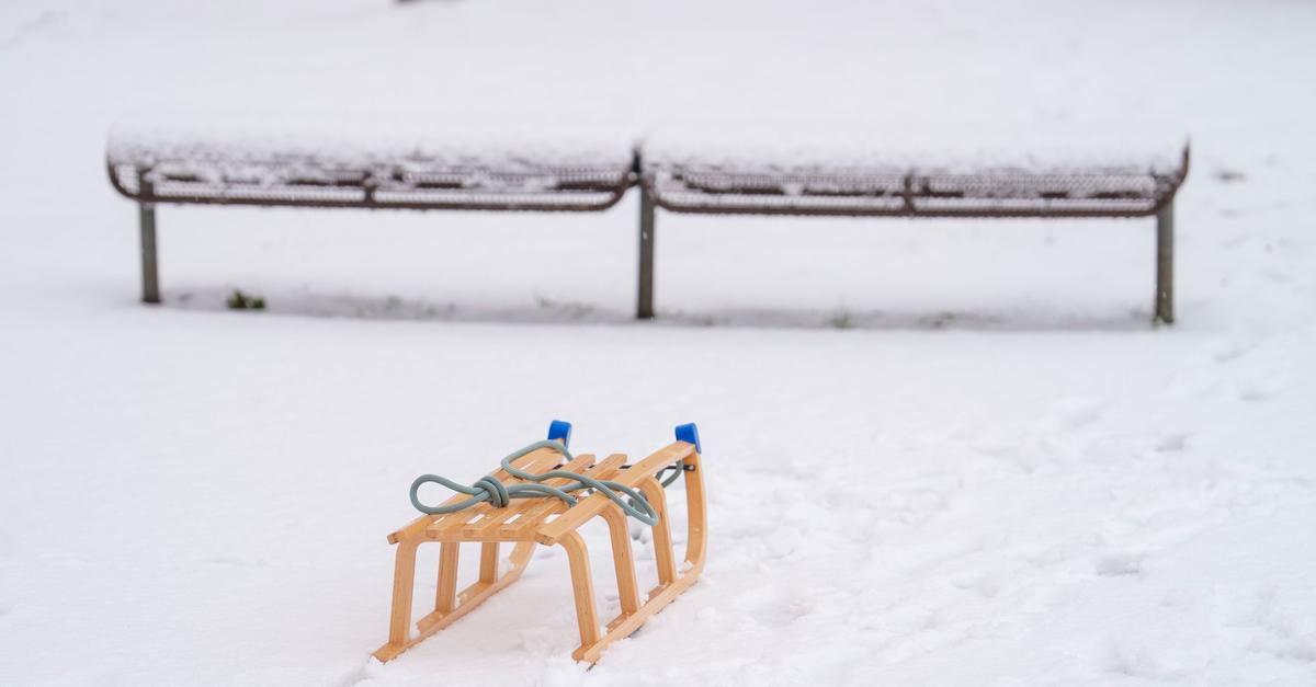 Schlitten-Ski-Streusalz-Winterwetter-leert-die-Regale
