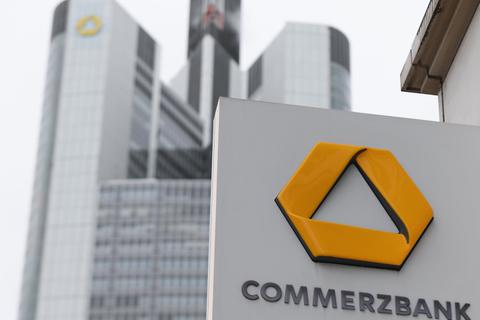 Jede zweite Filiale und jeder dritte Arbeitsplatz werden bei der kriselnden Commerzbank gestrichen. Foto: dpa