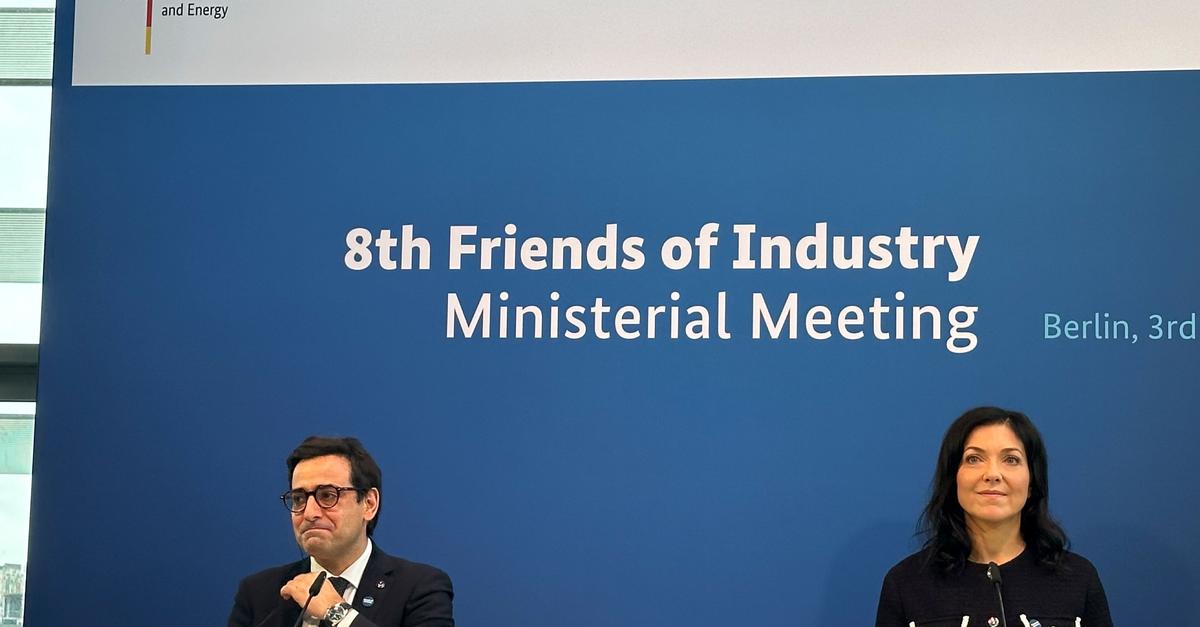 Entlastung: Reiche kündigt Industriestrompreis ab 2026 an