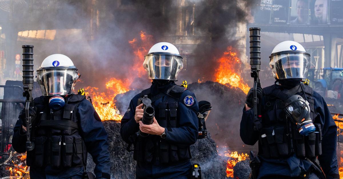 Feuer und Tränengas: Tausende Bauern bei Protest in Brüssel