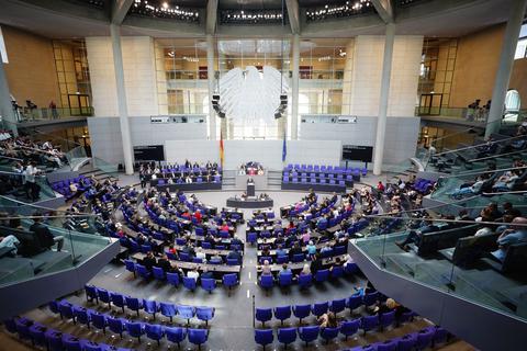Blick in das Plenum des Bundestags. Dort geht es erst im September wieder um das sogenannte Heizungsgesetz.