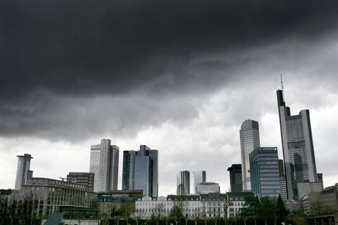 Dunkle Wolken über den Frankfurter Bankentürmen. Foto: dpa
