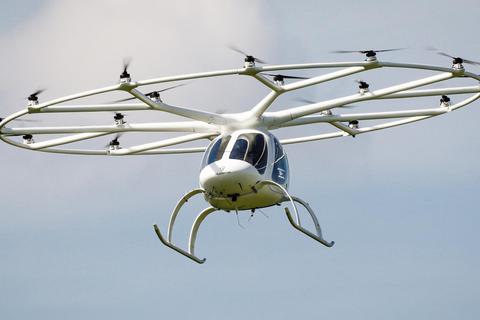 Der senkrecht startende und elektrisch betriebene Volocopter ähnelt mit seinen Rotoren einer Drohne. Foto: dpa