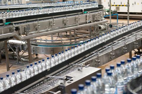 Die PET- Flaschen der Odenwald Quelle bestehen jetzt zu 100 Prozent aus Recyclingmaterial. Nach der Rückgabe werden die Flaschen zerkleinert und zu neuen verarbeitet. Foto: Odenwald Quelle