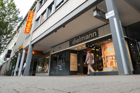 Bleibt offen: Das Darmstädter Schuhgeschäft ist wie die übrigen Läden in Südhessen nicht von Schließungen betroffen. Foto: Torsten Boor 
