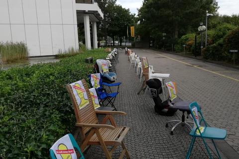 Beschäftigte protestierten in Schwalbach dagegen, dass Continental ihnen den Stuhl vor die Tür stellt. Foto: IG Metall