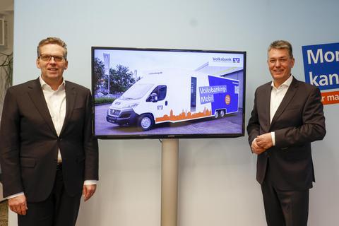 Ab Sommer rollt eine mobile Geschäftsstelle der Volksbank durch Südhessen, kündigen die Vorstandssprecher Matthias Martiné (links) und Michael Mahr an. Foto: Guido Schiek
