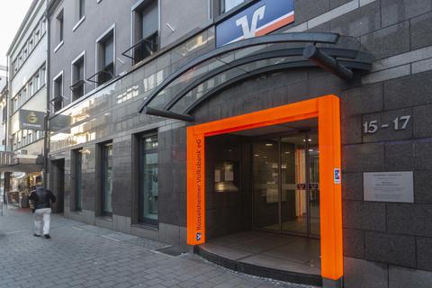 Die Rüsselsheimer Volksbank unterhält sieben Geschäftsstellen, hier die Zentrale in der Bahnhofstraße. Archivfoto: Volker Dziemballa