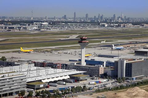 Die Cargo City Süd am Flughafen von Frankfurt mit Terminal 2 und Skyline von Frankfurt im Hintergrund. Foto: Fraport AG/Stefan Rebscher/dpa