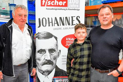 Vier Generationen der Familie Fischer (v.l.): Hans-Hermann Fischer, auf dem Werbeträger Firmengründer Johannes Fischer, Milo Fischer und Mario Fischer. Foto: fotodesign ronnie reul 