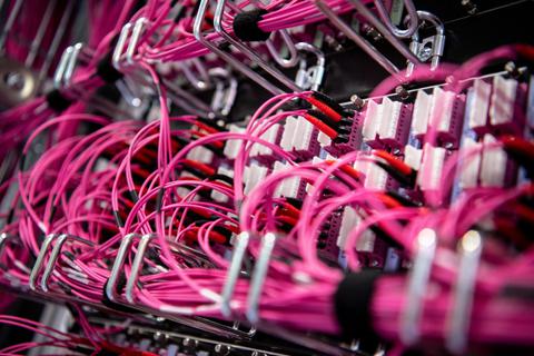 Moderne Glasfaserkabel gehören zur Infrastruktur, ohne die Firmen ihre Digitalisierung nicht vorantreiben können. Archivfoto: Matthias Balk