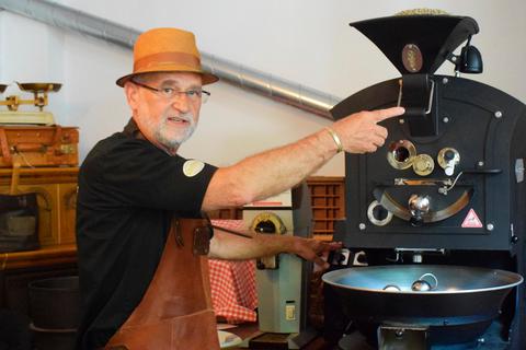 Jürgen Schwab betreibt in seinem "VulkanWohnzimmer" in Schotten eine Kaffeerösterei.  Foto: Weil 