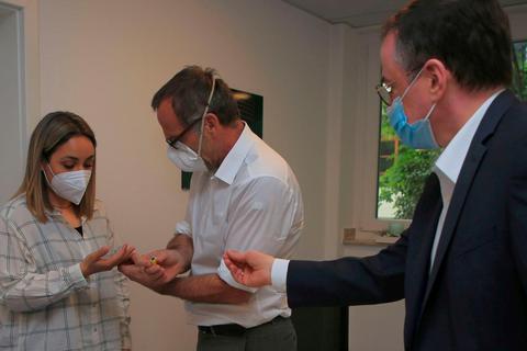 Erster Test beim Werksärztlichen Dienst: Dessen Leiter Wolfgang Bunk nimmt Tülay Erdinc eine Blutprobe ab.  Foto: Pascal Reeber 