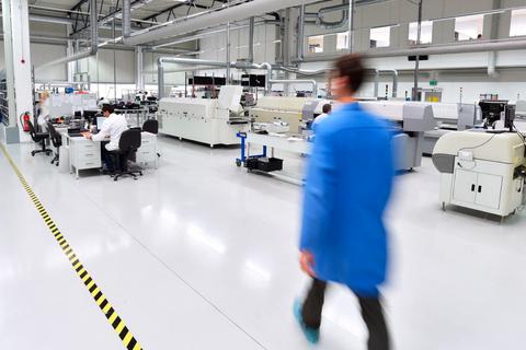 Bodenmarkierungen wie diese werden zurzeit in Büros und Industriehallen verlegt, um die Abstandsregeln von 1,5 Metern einzuhalten. Löw Ergo liefert sie jetzt mit Beschriftung. Foto: Löw Ergo 