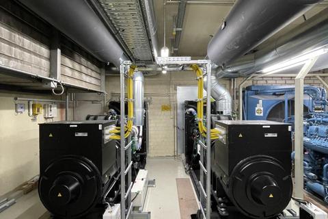 Diese beiden Anlagen springen bei Stromausfall im Krankenhaus ein und sorgen dafür, dass Aufzüge, Beleuchtung und Maschinen weiterlaufen. Foto: Lipecky Notstromtechnik