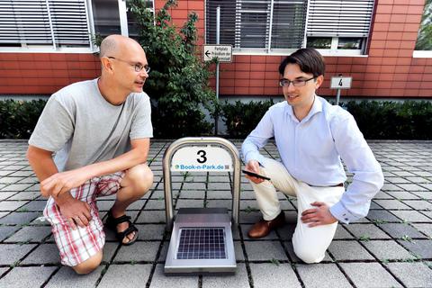 Die Geschäftsführer der Green Mobility Solutions, Torsten Uhlig (links) und Mathias Hornjak treiben seit 2018 das "intelligente Parken" in Darmstadt voran.  Foto: Andreas Kelm 