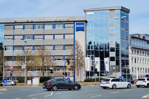 Der Sitz von Zeiss SMT in Wetzlar: In den Reinräumen des Unternehmens entstehen extrem präzise Optiken für die Halbleiterherstellung. Foto: Pascal Reeber 