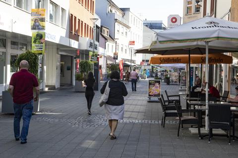 Auch nach Rüsselsheim – hier die Fußgängerzone – fließt Geld aus dem Förderprogramm „Zukunft Innenstadt“ der hessischen Landesregierung. Archivfoto: Volker Dziemballa (VF
