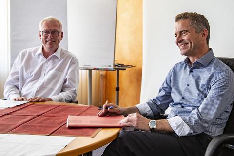 Josef Paul (links) und Markus Walter leiten die Volksbank Rüsselsheim. Foto: Vollformat/Volker Dziemballa