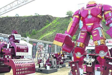 Einer der Hingucker schlechthin - insbesondere für Schulklassen - der Transformer zwischen den vielen Baumaschinen. Archivfoto: Dickel