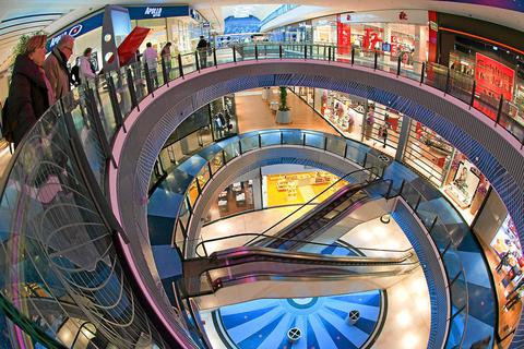 Die Verbraucher sind nicht in Konsumstimmung und die Gänge im Loop 5 in Weiterstadt leerer als sonst. Experten erwarten, dass Shoppingcenter noch lange zu kämpfen haben. Archivfoto: dpa
